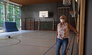 Die Sporthalle der Grundschule Belke-Steinbeck/Besenkamp stand nach dem Starkregen im Juni unter Wasser. Schulleiterin Annegret Holz warf einen Blick in die Halle. - Mareike Patock Die Sporthalle der Grundschule Belke-Steinbeck/Besenkamp stand nach dem Starkregen im Juni unter Wasser. Schulleiterin Annegret Holz warf einen Blick in die Halle. - Mareike Patock