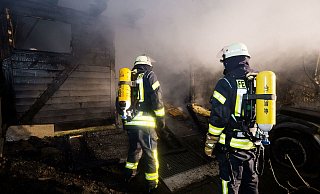 Wegen der starken Rauchentwicklung bekämpfen Einsatzkräfte das Feuer unter starkem Atemschutz. - Christian Mathiesen Wegen der starken Rauchentwicklung bekämpfen Einsatzkräfte das Feuer unter starkem Atemschutz. - Christian Mathiesen
