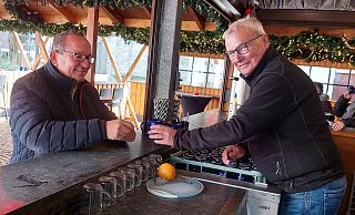 Stammkunde Markus Kamp (l.) wird auf dem Gütersloher Weihnachtsmarkt schon seit Jahren von "Hölzi" bedient. - Dana Thoeren Stammkunde Markus Kamp (l.) wird auf dem Gütersloher Weihnachtsmarkt schon seit Jahren von "Hölzi" bedient. - Dana Thoeren