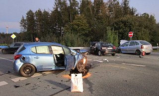 An der Anschlussstelle Etteln zur A33 kollidieren am Sonntag auf der Landstraße 818 drei Autos. - Feuerwehr Bad Wünnenberg An der Anschlussstelle Etteln zur A33 kollidieren am Sonntag auf der Landstraße 818 drei Autos. - Feuerwehr Bad Wünnenberg