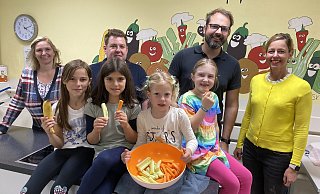 Emilie (vorne v. l.), Mila, Annie und Emma naschen von den Resten in der Schüssel. Aline Riebe, Sebastian Siek, Mark Kellermeier und Tanja Kienapfel freuen sich, dass es auch künftig gesund bleibt. - Nicole Sielermann Emilie (vorne v. l.), Mila, Annie und Emma naschen von den Resten in der Schüssel. Aline Riebe, Sebastian Siek, Mark Kellermeier und Tanja Kienapfel freuen sich, dass es auch künftig gesund bleibt. - Nicole Sielermann
