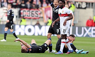 Direkt nach dem Zusammenprall signalisiert Arminia-Stürmer Fabian Klos, dass er Hilfe benötigt. - Oliver Krato Direkt nach dem Zusammenprall signalisiert Arminia-Stürmer Fabian Klos, dass er Hilfe benötigt. - Oliver Krato