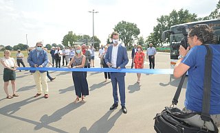 Das symbolische Band schnitten Bürgermeister Kai Abruszat, Busunternehmerin Dörte Beutner und NRW-Verkehrsminister Hendrik Wüst durch und gaben den Busbahnhof damit frei. - Joern Spreen-Ledebur Das symbolische Band schnitten Bürgermeister Kai Abruszat, Busunternehmerin Dörte Beutner und NRW-Verkehrsminister Hendrik Wüst durch und gaben den Busbahnhof damit frei. - Joern Spreen-Ledebur