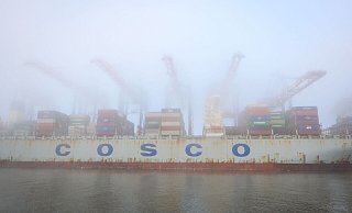 Das Containerschiff «Cosco Pride» liegt im dichten Nebel am Containerterminal Tollerort im Hamburger Hafen. - Jonas Walzberg/dpa Das Containerschiff «Cosco Pride» liegt im dichten Nebel am Containerterminal Tollerort im Hamburger Hafen. - Jonas Walzberg/dpa