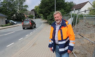 Dort, wo Fred Beckmann von den Wirtschaftsbetrieben steht, wird die Niedermühelnstraße ab Montag, 27. Juli aufgerissen. - Ekkehard Wind Dort, wo Fred Beckmann von den Wirtschaftsbetrieben steht, wird die Niedermühelnstraße ab Montag, 27. Juli aufgerissen. - Ekkehard Wind