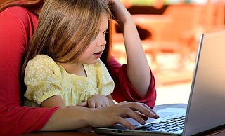 Mutter und Kind vorm Computer. - Pixabay / Finelightart Mutter und Kind vorm Computer. - Pixabay / Finelightart