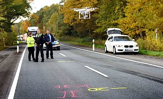 Bei einer Kollision im Bielefelder Süden erlitt ein Mann tödliche Verletzungen. Ein Unfallgutachter macht mit Hilfe einer Drohne Fotos von den Unfallspuren. - Barbara Franke Bei einer Kollision im Bielefelder Süden erlitt ein Mann tödliche Verletzungen. Ein Unfallgutachter macht mit Hilfe einer Drohne Fotos von den Unfallspuren. - Barbara Franke