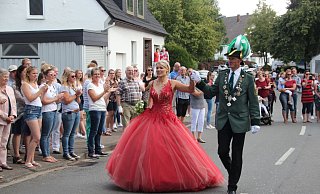 Viel Applaus: Das Eissener Königspaar Christian Tewes und Svenja Stausberg beim großen Festumzug. - Burkhard Battran Viel Applaus: Das Eissener Königspaar Christian Tewes und Svenja Stausberg beim großen Festumzug. - Burkhard Battran