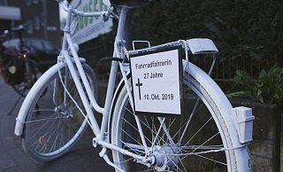 Das mit weißer Farbe bearbeitete Rad soll Verkehrsteilnehmer auf das Unglück hinweisen und ein Zeichen für mehr Sicherheit setzen. - Angelina Kuhlmann Das mit weißer Farbe bearbeitete Rad soll Verkehrsteilnehmer auf das Unglück hinweisen und ein Zeichen für mehr Sicherheit setzen. - Angelina Kuhlmann