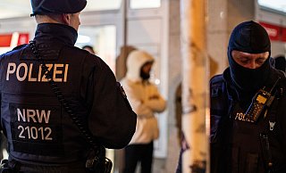 Immer wieder kommt es zu Razzien im Kampf gegen die Clankriminalität in NRW, wie hier beispielsweise in Wuppertal vor etwa einem Jahr. - picture alliance/dpa Immer wieder kommt es zu Razzien im Kampf gegen die Clankriminalität in NRW, wie hier beispielsweise in Wuppertal vor etwa einem Jahr. - picture alliance/dpa
