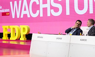 FDP-Generalsekretär Djir-Sarai (l) und Parteichef Lindner im Gespräch: Ihre Partei erneuert ihre Forderung nach einer echten Aktienrente nach schwedischem Vorbild. - Hannes P. Albert/dpa FDP-Generalsekretär Djir-Sarai (l) und Parteichef Lindner im Gespräch: Ihre Partei erneuert ihre Forderung nach einer echten Aktienrente nach schwedischem Vorbild. - Hannes P. Albert/dpa