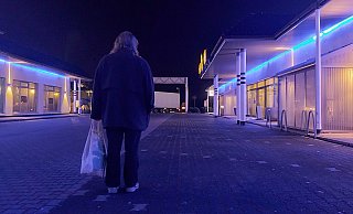 Gesundheitliche Rückschläge und die Arbeitslosigkeit haben das Leben von Peter etwas aus der Bahn geworfen. Abends ist er häufiger rund um den Autohof unterwegs: um Flaschen zu sammeln und mit Menschen zu sprechen. - Florian Weyand Gesundheitliche Rückschläge und die Arbeitslosigkeit haben das Leben von Peter etwas aus der Bahn geworfen. Abends ist er häufiger rund um den Autohof unterwegs: um Flaschen zu sammeln und mit Menschen zu sprechen. - Florian Weyand