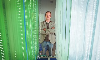 Futuristisch mutet der Bioreaktor mit seinem leuchtend grünen Inhalt an. Biologe Viktor Klassen hat an der Entwicklung der neuartigen Algenzucht-Anlage mitgearbeitet. Für die spätere Serienproduktion wird das Modell dann um ein Vielfaches vergrößert aufgebaut. - Sarah Jonek Futuristisch mutet der Bioreaktor mit seinem leuchtend grünen Inhalt an. Biologe Viktor Klassen hat an der Entwicklung der neuartigen Algenzucht-Anlage mitgearbeitet. Für die spätere Serienproduktion wird das Modell dann um ein Vielfaches vergrößert aufgebaut. - Sarah Jonek