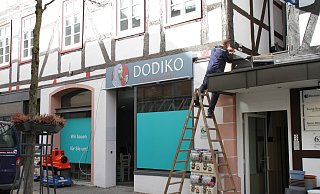 Schild und Logo über dem Eingang haben die Bistro-Betreiber selbst entworfen. Es erinnert an den Grafen Dodiko, dem Warburger Burgherrn aus dem 11. Jahrhundert. - Dieter Scholz Schild und Logo über dem Eingang haben die Bistro-Betreiber selbst entworfen. Es erinnert an den Grafen Dodiko, dem Warburger Burgherrn aus dem 11. Jahrhundert. - Dieter Scholz