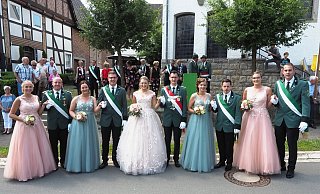 Anmut und Grazie: Mit betörendem Charme agierten die Regenten und ihr Hofstaat: Lisa Mönikes (v. l.) mit Christian Helms, Kerstin Gensicki mit Julian Reinhardt, Königin Sophie Göke und König Frank Seltrecht, Christiane und Hendrik Bobbert sowie Vanessa Kopp mit Sören Reinhardt. - Josef Köhne Anmut und Grazie: Mit betörendem Charme agierten die Regenten und ihr Hofstaat: Lisa Mönikes (v. l.) mit Christian Helms, Kerstin Gensicki mit Julian Reinhardt, Königin Sophie Göke und König Frank Seltrecht, Christiane und Hendrik Bobbert sowie Vanessa Kopp mit Sören Reinhardt. - Josef Köhne