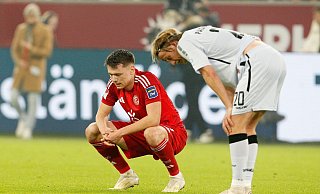 Der Düsseldorfer Dzenan Pejcinovic (links) und der Paderborner Felix Götze waren beide enttäuscht über das Endergebnis. - Roland Weihrauch/dpa Der Düsseldorfer Dzenan Pejcinovic (links) und der Paderborner Felix Götze waren beide enttäuscht über das Endergebnis. - Roland Weihrauch/dpa