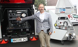 Matthias Kämpfer vom Kreis Höxter mit einem der teilmobilen Blitzer, die 2023 getestet wurden. - Kreis Höxter Matthias Kämpfer vom Kreis Höxter mit einem der teilmobilen Blitzer, die 2023 getestet wurden. - Kreis Höxter
