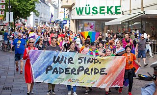 Die "Pader-Pride" zieht durch die Paderborner Innenstadt. Auch in diesem Jahr sind viele Veranstaltungen rund um queeres Leben geplant. - Niklas Tüns Die "Pader-Pride" zieht durch die Paderborner Innenstadt. Auch in diesem Jahr sind viele Veranstaltungen rund um queeres Leben geplant. - Niklas Tüns