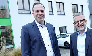 Johannes Lindhauer (l.) und Tobias Kaase haben für Lindhauer Druck & Medien mit Sitz in Lippling und für die Paderborner mediaprint solutions GmbH eine weitgehende Kooperation vereinbart. - Lindauer Johannes Lindhauer (l.) und Tobias Kaase haben für Lindhauer Druck & Medien mit Sitz in Lippling und für die Paderborner mediaprint solutions GmbH eine weitgehende Kooperation vereinbart. - Lindauer