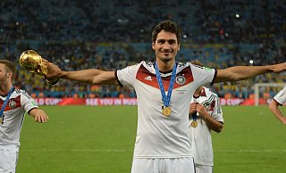 Der größte Moment der Karriere: Mats Hummels jubelt mit dem WM-Pokal in der rechten Hand nach dem gewonnenen WM-Finale 2014 in Rio. - picture alliance / dpa Der größte Moment der Karriere: Mats Hummels jubelt mit dem WM-Pokal in der rechten Hand nach dem gewonnenen WM-Finale 2014 in Rio. - picture alliance / dpa