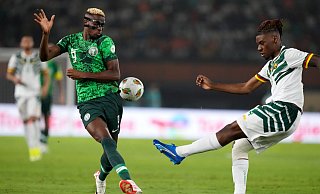 Hatte nach dem WM-Qualifikationsspiel gegen Lesotho eine Schrecksekunde zu überstehen: Victor Osimhen (l). (Archivbild) - Sunday Alamba/AP/dpa Hatte nach dem WM-Qualifikationsspiel gegen Lesotho eine Schrecksekunde zu überstehen: Victor Osimhen (l). (Archivbild) - Sunday Alamba/AP/dpa