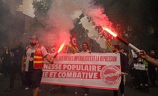 Menschen während einer Anti-Rechts-Kundgebung in Toulouse. - Ed Jones/AFP/dpa Menschen während einer Anti-Rechts-Kundgebung in Toulouse. - Ed Jones/AFP/dpa