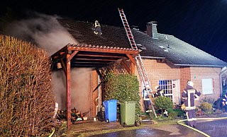 Zunächst zerstört das Feuer einen Wohnwagen im Carport, danach greifen die Flammen auf das angrenzende Wohnhaus in Borchen über. - Ralph Meyer Zunächst zerstört das Feuer einen Wohnwagen im Carport, danach greifen die Flammen auf das angrenzende Wohnhaus in Borchen über. - Ralph Meyer