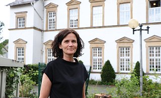 Die Stadtbibliotheksleiterin Katrin Stroth steht hier an der westlichen Seite, wo der Lesegarten entstehen soll. - Holger Kosbab Die Stadtbibliotheksleiterin Katrin Stroth steht hier an der westlichen Seite, wo der Lesegarten entstehen soll. - Holger Kosbab