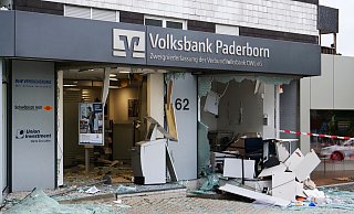 Durch die Wucht der Explosion ist die Niederlassung der Verbundvolksbank an der Paderborner Straße in Nordborchen fast vollständig zerstört worden. - Ralph Meyer Durch die Wucht der Explosion ist die Niederlassung der Verbundvolksbank an der Paderborner Straße in Nordborchen fast vollständig zerstört worden. - Ralph Meyer
