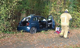Aus ungeklärter Ursache kam eine 72-jährige Autofahrerin zwischen Anreppen und Boke von der Fahrbahn ab. - Feuerwehr Delbrück Aus ungeklärter Ursache kam eine 72-jährige Autofahrerin zwischen Anreppen und Boke von der Fahrbahn ab. - Feuerwehr Delbrück