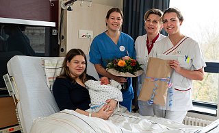 Freuen sich über die Geburt von Elaine: Mama Natalie Gerbert, Hebamme Laura van Elferen, Chefärztin Dominique Moise und Pflegefachfrau Pia Schlanow. - Kreisklinikum Herford-Bünde Freuen sich über die Geburt von Elaine: Mama Natalie Gerbert, Hebamme Laura van Elferen, Chefärztin Dominique Moise und Pflegefachfrau Pia Schlanow. - Kreisklinikum Herford-Bünde