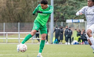 Schütze des goldenen Tores: Ayodele Max Adetula (l.) traf zum 1:0-Sieg des SV Rödinghausen beim SC Wiedenbrück. - Joel Beinke Schütze des goldenen Tores: Ayodele Max Adetula (l.) traf zum 1:0-Sieg des SV Rödinghausen beim SC Wiedenbrück. - Joel Beinke