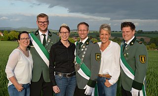 Sid bereit für das Schützenfest: Hofstaatpaar Verena und Carsten Doppelstein (v. l.), Königspaar Eva-Maria und Kai Bockelkamp; Hofstaatpaar Manuela und Stefan Adorf. - Marco Behing Sid bereit für das Schützenfest: Hofstaatpaar Verena und Carsten Doppelstein (v. l.), Königspaar Eva-Maria und Kai Bockelkamp; Hofstaatpaar Manuela und Stefan Adorf. - Marco Behing