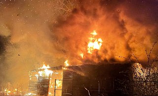 Beim Eintreffen der Feuerwehr brennt die Scheune bereits lichterloh. - Feuerwehr Paderborn Beim Eintreffen der Feuerwehr brennt die Scheune bereits lichterloh. - Feuerwehr Paderborn