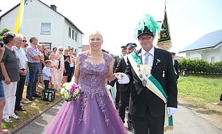 Strahlende Regenten: Markus Güthoff und seine Schwester Christina Pischke regieren den Dösseler Schützenverein. - Burkhard Battran Strahlende Regenten: Markus Güthoff und seine Schwester Christina Pischke regieren den Dösseler Schützenverein. - Burkhard Battran