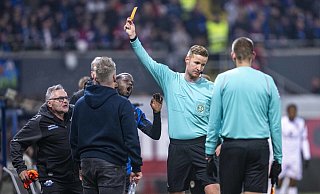 Schiedsrichter Arne Aarnink zeigt dem bereits ausgewechselten SCP-Stürmer Sirlord Conteh (nicht im Bild) die Gelb-Rote Karte. Teambetreuer Michael "Bodo" Heppner, Trainer Lukas Kwasniok und Richmond Tachie (v. l.) können es nicht fassen. - dpa Schiedsrichter Arne Aarnink zeigt dem bereits ausgewechselten SCP-Stürmer Sirlord Conteh (nicht im Bild) die Gelb-Rote Karte. Teambetreuer Michael "Bodo" Heppner, Trainer Lukas Kwasniok und Richmond Tachie (v. l.) können es nicht fassen. - dpa