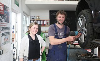 Anna und Kai Rühenholl kennen sich in Sachen Reifen aus. Der Mythos "Von O bis O" hat für sie durchaus eine Bedeutung. - Andre Schneider Anna und Kai Rühenholl kennen sich in Sachen Reifen aus. Der Mythos "Von O bis O" hat für sie durchaus eine Bedeutung. - Andre Schneider