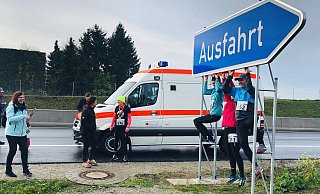 Fast alle Besucherinnen und Besucher nutzten den A 33-Bürgertag, um ein Erinnerungsfoto zu schießen. Beliebtester Treffpunkt: die Ausfahrt. - Nicole Donath Fast alle Besucherinnen und Besucher nutzten den A 33-Bürgertag, um ein Erinnerungsfoto zu schießen. Beliebtester Treffpunkt: die Ausfahrt. - Nicole Donath