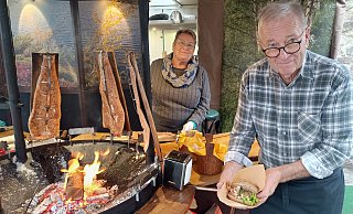 Die Finnin Paula Juuti und ihr Mann Gerd Werning bringen Flammlachs nach finnischem Originalrezept nach Bünde. Entweder im Brötchen oder für den größeren Hunger als Tellerportion. - Sven Hauhart Die Finnin Paula Juuti und ihr Mann Gerd Werning bringen Flammlachs nach finnischem Originalrezept nach Bünde. Entweder im Brötchen oder für den größeren Hunger als Tellerportion. - Sven Hauhart