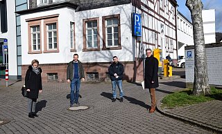 Ab kommenden Mittwoch am neuen Standort; Inge Ortjohann (Abteilungsleiterin Ordnung, Straßenverkehr, Brandschutz und Rettungsdienst, v. l.), Jens Klingemann, Stefan Fellmann (Dezernent Schulen, Ordnung, Soziales und Recht) und Sebastian Hahn (Sachbearbeiter Ordnung, Straßenverkehr, Brandschutz und Rettungsdienst) mit letzten Absprachen vor dem Umzug des Wochenmarktes. - Stadt Höxter Ab kommenden Mittwoch am neuen Standort; Inge Ortjohann (Abteilungsleiterin Ordnung, Straßenverkehr, Brandschutz und Rettungsdienst, v. l.), Jens Klingemann, Stefan Fellmann (Dezernent Schulen, Ordnung, Soziales und Recht) und Sebastian Hahn (Sachbearbeiter Ordnung, Straßenverkehr, Brandschutz und Rettungsdienst) mit letzten Absprachen vor dem Umzug des Wochenmarktes. - Stadt Höxter