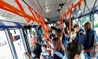 Nicht nur zu Coronazeiten, wie auf diesem Bild, sind die Busse in Bielefeld überfüllt. In die Linie 24 passen morgens ab bestimmten Haltestellen keine Schüler mehr rein. - privat Nicht nur zu Coronazeiten, wie auf diesem Bild, sind die Busse in Bielefeld überfüllt. In die Linie 24 passen morgens ab bestimmten Haltestellen keine Schüler mehr rein. - privat