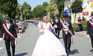 Ein bezauberndes Königspaar: Die Peckelsheimer Majestäten Andrea und Marvin Striewe ließen sich auch von 36 Grad nicht aus der Ruhe bringen. Sie freuten sich über die zahlreichen Zuschauer, die die Straßenränder Peckelsheims am Sonntagnachmittag säumten. - Anna-Lena Ryczek Ein bezauberndes Königspaar: Die Peckelsheimer Majestäten Andrea und Marvin Striewe ließen sich auch von 36 Grad nicht aus der Ruhe bringen. Sie freuten sich über die zahlreichen Zuschauer, die die Straßenränder Peckelsheims am Sonntagnachmittag säumten. - Anna-Lena Ryczek