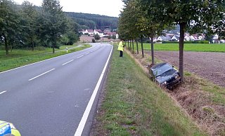 Der BMW der 22-Jährigen rutschte in den Graben und blieb vor einem Baum stehen. - Polizei Minden-Lübbecke Der BMW der 22-Jährigen rutschte in den Graben und blieb vor einem Baum stehen. - Polizei Minden-Lübbecke
