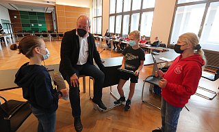 "Müssen Kinder wieder den ganzen Herbst und Winter mit Mütze und Jacke in der Klasse sitzen?", wollen Neal (9), Jarne (9) und Isabell (10, v.l.) von Oberbürgermeister Pit Clausen wissen. - Wolfgang Rudolf "Müssen Kinder wieder den ganzen Herbst und Winter mit Mütze und Jacke in der Klasse sitzen?", wollen Neal (9), Jarne (9) und Isabell (10, v.l.) von Oberbürgermeister Pit Clausen wissen. - Wolfgang Rudolf