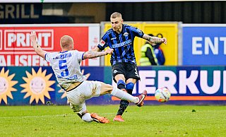 Felix Platte zieht ab und trifft zum 3:0 gegen Rostock, Hansa-Verteidiger Rick van Drongelen kommt zu spät. Angeblich ist Rostock nun am Paderborner Stürmer interessiert. Doch der SCP dementiert. - Besim Mazhiqi Felix Platte zieht ab und trifft zum 3:0 gegen Rostock, Hansa-Verteidiger Rick van Drongelen kommt zu spät. Angeblich ist Rostock nun am Paderborner Stürmer interessiert. Doch der SCP dementiert. - Besim Mazhiqi