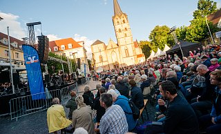 Das Interesse am Archäologischen Fenster am Münster war riesig, wie dieses Foto zeigt, das kurz vor der Eröffnung gemacht wurde. - Ralf Bittner Das Interesse am Archäologischen Fenster am Münster war riesig, wie dieses Foto zeigt, das kurz vor der Eröffnung gemacht wurde. - Ralf Bittner