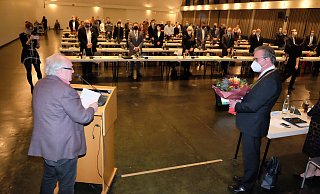 Hartmut Hütteman (l.), mit 79 Jahren ältestes Mitglied des Stadtrates, führte Michael Dreier (r.) in sein Amt als Bürgermeister ein. - Hans-Hermann Igges Hartmut Hütteman (l.), mit 79 Jahren ältestes Mitglied des Stadtrates, führte Michael Dreier (r.) in sein Amt als Bürgermeister ein. - Hans-Hermann Igges