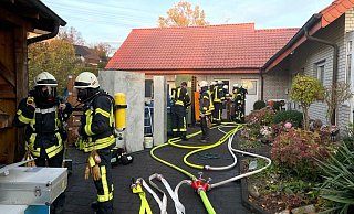 Die 50 Einsatzkräfte der Feuerwehr aus Nord- und Kirchborchen sowie Alfen wurden unterstützt durch weitere Kräfte des Löschzugs Dörenhagen. - Ralph Meyer Die 50 Einsatzkräfte der Feuerwehr aus Nord- und Kirchborchen sowie Alfen wurden unterstützt durch weitere Kräfte des Löschzugs Dörenhagen. - Ralph Meyer