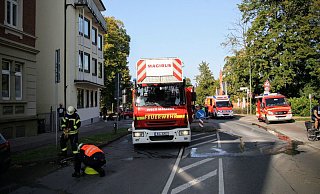 Die Teutoburger Straße blieb während des Löscheinsatzes zwischen 15.35 und 16.20 Uhr komplett gesperrt. - Jens Reichenbach Die Teutoburger Straße blieb während des Löscheinsatzes zwischen 15.35 und 16.20 Uhr komplett gesperrt. - Jens Reichenbach