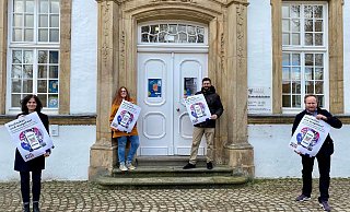 Freuen sich gemeinsam auf den Start des Projekts Pixel Pass: Katrin Stroth, Leiterin der Stadtbibliothek, Anne-Kathrin Bittner, Kulturamt Stadt Paderborn, Phillip Ohms, stellvertretender Leiter der Stabsstelle Digitalisierung, und Stefan Hermanns, Kulturamt Stadt Paderborn. - Stadt Paderborn/Lea Hostmann Freuen sich gemeinsam auf den Start des Projekts Pixel Pass: Katrin Stroth, Leiterin der Stadtbibliothek, Anne-Kathrin Bittner, Kulturamt Stadt Paderborn, Phillip Ohms, stellvertretender Leiter der Stabsstelle Digitalisierung, und Stefan Hermanns, Kulturamt Stadt Paderborn. - Stadt Paderborn/Lea Hostmann